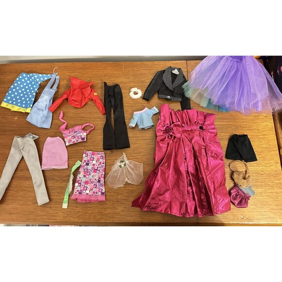 Vintage 1990s Barbie/Ken Lot – 72 Mattel Dolls Gowns and other  Accessories - Picture 3 of 5